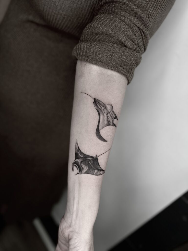 Tattoo de mantas oceánicas en un maravilloso ritual de limpieza