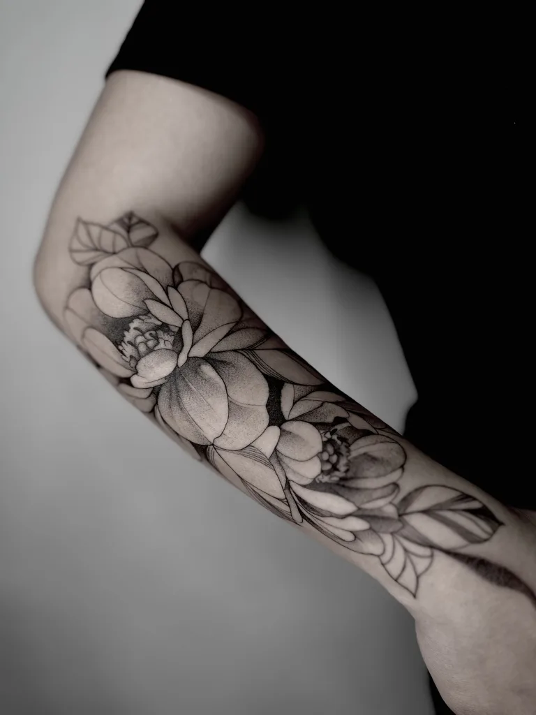 Tatuaje con una ilustración de peonias para un brazo elegante
